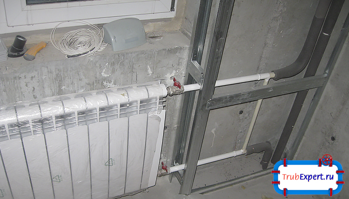 Монтаж короба из металлопрофиля для трубы отопления