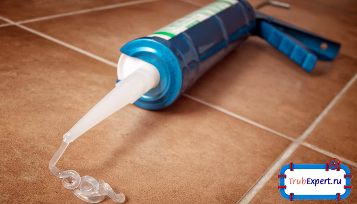 Герметик в полуоткрытом пистолете