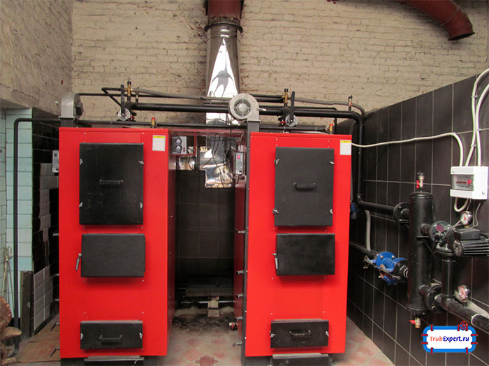 Обвязка двух твердотоплевных котлов