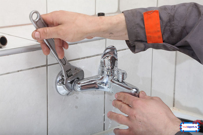 Смеситель на стене