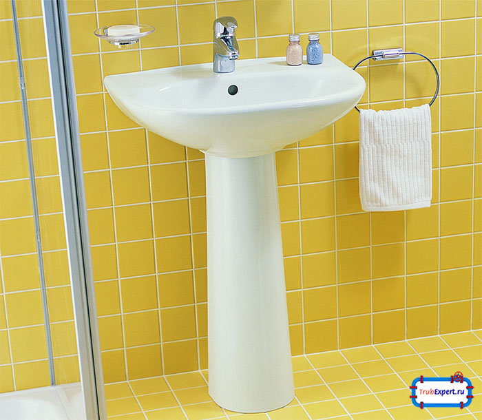 Умывальник с пьедесталом
