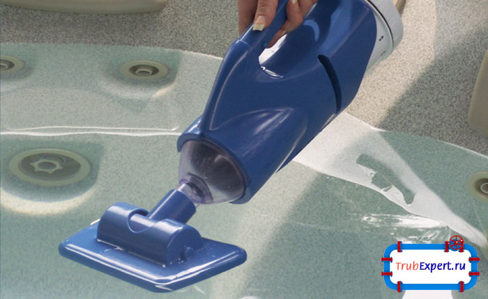 Ручной пылесос с легкостью очистит поверхность воды бассейна от мелкого мусора