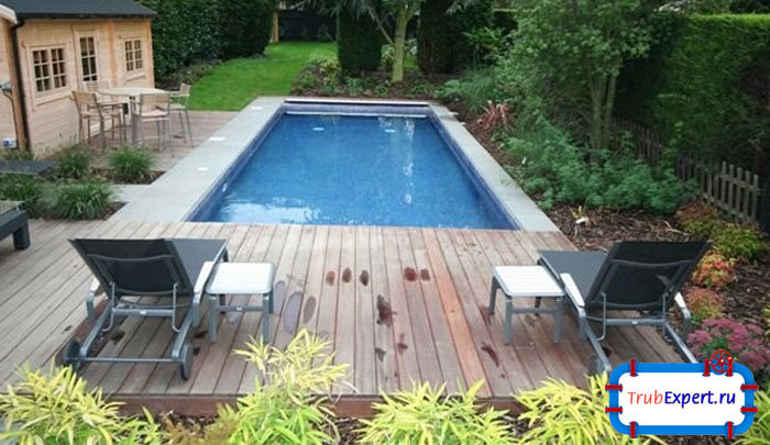 Сложные формы бассейна нуждаются в трудоескоом сонтаже и уходе, потому лучше будет остановиться на простой форме - прямоугольной или овальной