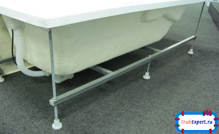 Рама-каркас оптимально распределяет нагрузку по чаше ванны и предотвращает прогибы и возможные поломки корпуса ванны