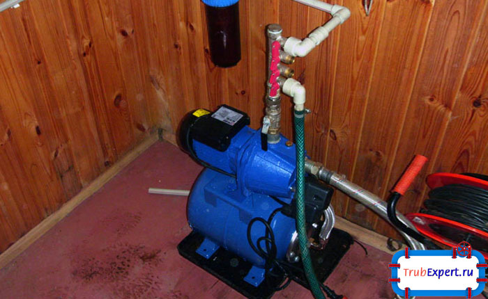 Для работы данного вида колодца необходимо установить самовсасывающий насос