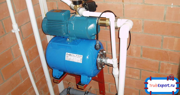 Насосная станция устанавливается в отапливаемом и сухом помещении на небольшом подиуме