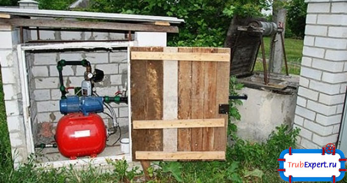 Установить насосную станцию можно в подготовленной и утепленной постройке, которая должна располагаться возле колодца