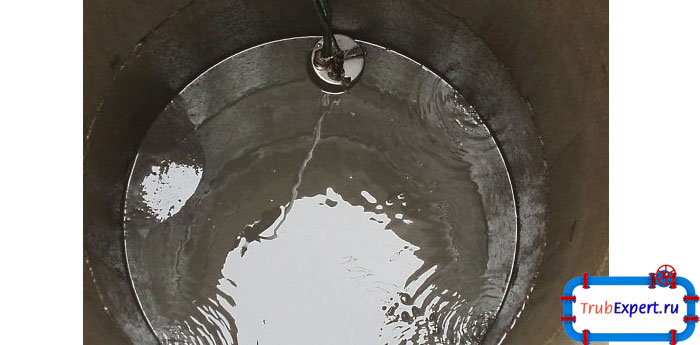 Для того чтобы использовать питьевую воду, а не техническую, необходимо приобрести гидропломбу для колодца. С ее помощью можно отсечь ствол шахты от сточных или де грунтовых вод