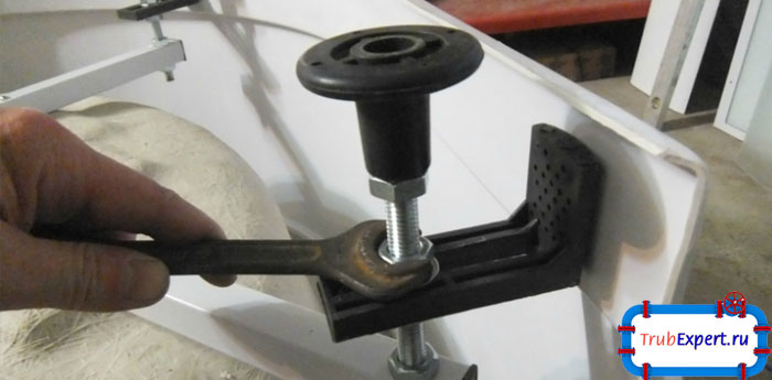 Поддон устанавливается на опоры, с помощью уровня можно определить напрвление и основа выравнивается, подтягиванием винтов