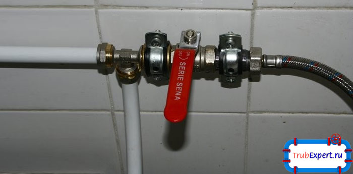 Если выбран кран с длинной ручкой, необходимо убедиться в том, чтобы в отуртом и в закрытом положении им удобно было пользоваться