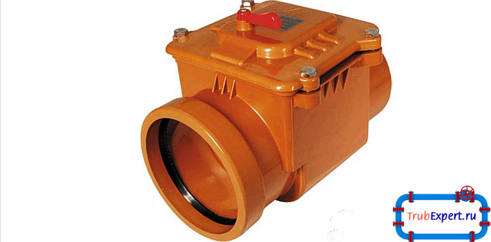 Довольно часто жильцы нижних этажей в многоэтажках сталкиваются с такой проблемой, когда их квартиры затапливаются канализационными стоками. Обезопасить свою квартиру от таких неприятностей поможет обратный канализационный клапан