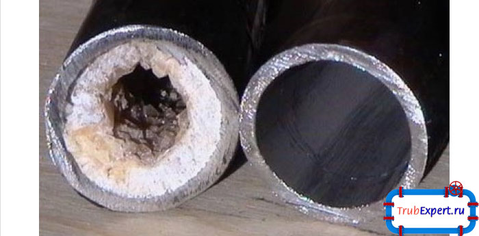 Засор часто появляется из-за накапливаемых отложений в изношенных трубах
