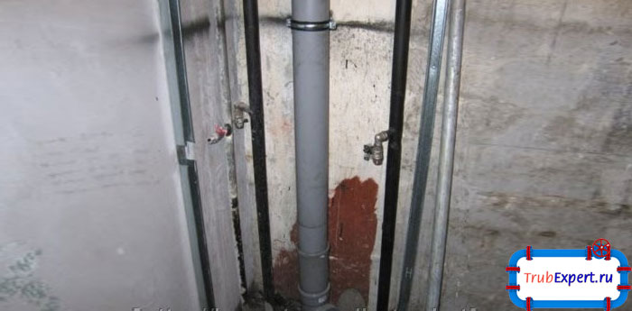 В многоэтажках, где каждая квартира имеет водопровод и канализацию, установить фановую трубу просто необходимо