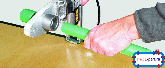 Полипропиленовые трубы можно соединить с помощью раструбной сварки. Для данной операции следует использовать специальный сварочный аппарат