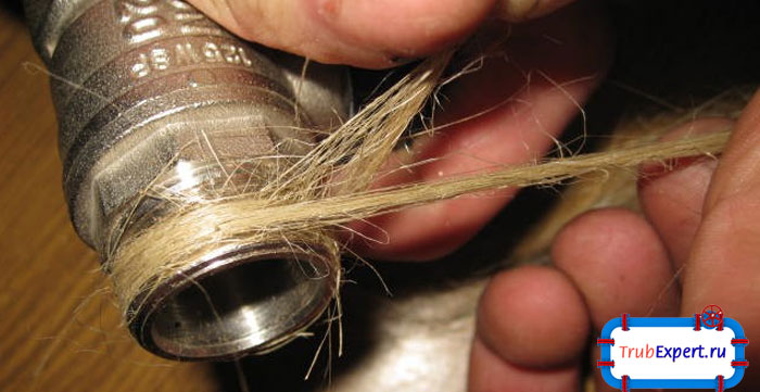 При резьбовом соединении рекомендуется применять уплотнитель, для этих целей подойдет сантехническая подмотка