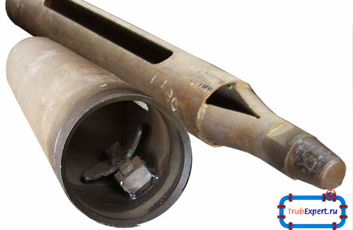 Если длительно эксплуатировать скважину, происходит снижение количества поступаемой воды. Основной причиной является заливание дна и решить данную проблему может желонка для чистки скважин