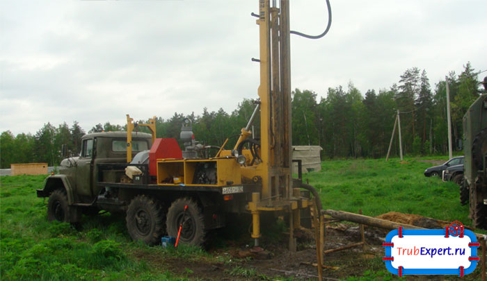Основной источник воды для землевладельцев - это скважины. Есть множество способов, как можно обустроить данное строение
