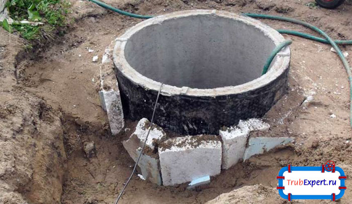 Чтобы колодец не замерз, необходимо провести работы по утеплению. Это можно сделать своими силами или обратиться к специалистам