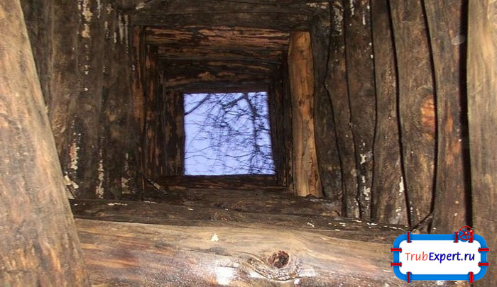 Деревянный колодец даже в саму суровую зиму позволит набрать воду, она не замерзнет