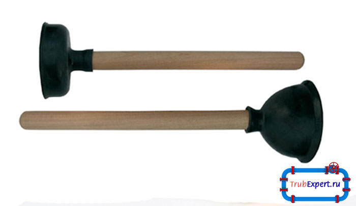 Вантуз является самым распространенным механическим средством для чмстки засоров в канализациях. Вантуз следует прижать к отверстию слива и пару раз надавить