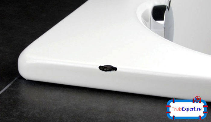 Довольно часто во премя ремонтных работ в санузле страдают ванны: образуются сколы эмали