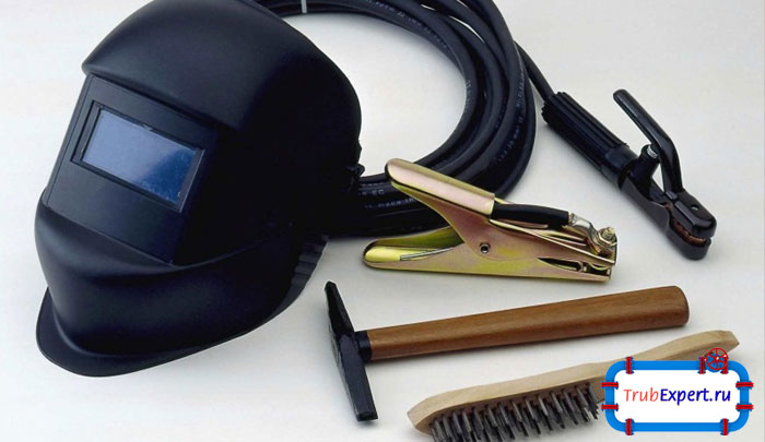 Для работы потребуется защитная экипировка: маска со светофильтром, одежда с длинными рукавами, перчатки из замша, нужные инструменты