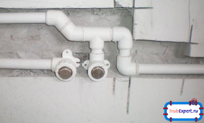 Трубы, которые будут замурованы в штробу, сначала собираются, привариваются все компоненты и после этого производится монтаж к стене