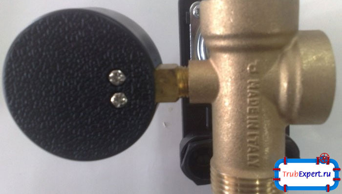 Штулцер для датчиков давления воды позволит подключить к системе реле, манометр, гидробак