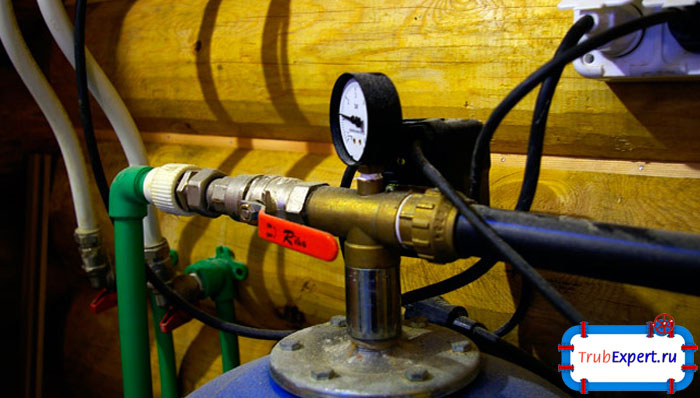 Контроль уровня наполнения гидроаккумулятора можно осуществлять датчиком давления воды