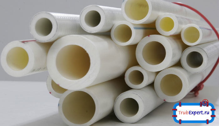 Во время монтажа системы водоснабжения или отопления, при ремонте коммуникацмй необходимо выбрать новые трубы: полипропиленовые или металлопластиковые 