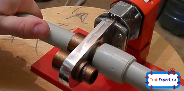 Для соединения полипропиленовых труб необходимы такие инструменты: сварочный аппарат для труб, труборез, калибратор