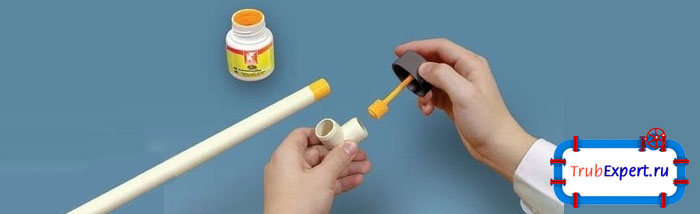 Клей наносится тонким слоем на склеиваемые детлаи только после обезжиривания