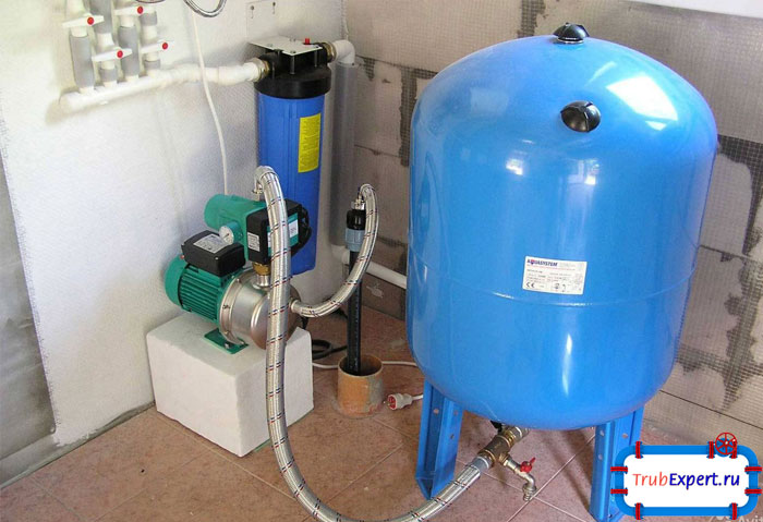 Водопровод в частных домах — это прямая необходимость. Организовать водоснабжение можно самостоятельно