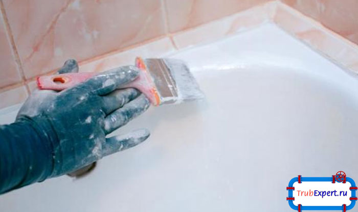 Эмаль ванны со времена становится тоньше, появляется шершавость и несмываемый оттенок. В данном случае необходимо или заменить сантехнику, или восстановить первоначальный вид