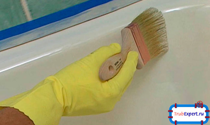 Один из самых простых и эффктивных способов нанесения на ванну эмали - это с помощью кисти. Данный метод позволит хорошо растереть состав и не допустит появлений потеков 