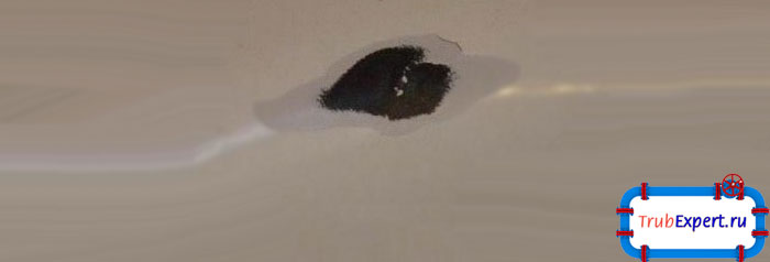 Небольшие дефекты отлично устранит густая эмаль Эпоксин-51 или Эпоксин-51С. Предварительно шпаклевать такие повреждения не нужно