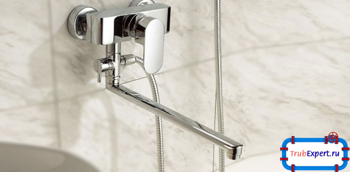 Однорычажные универсальные смесители предполагают использование различных видов сантехники. Снабжен поворчивающимся в стороны длинным изливом