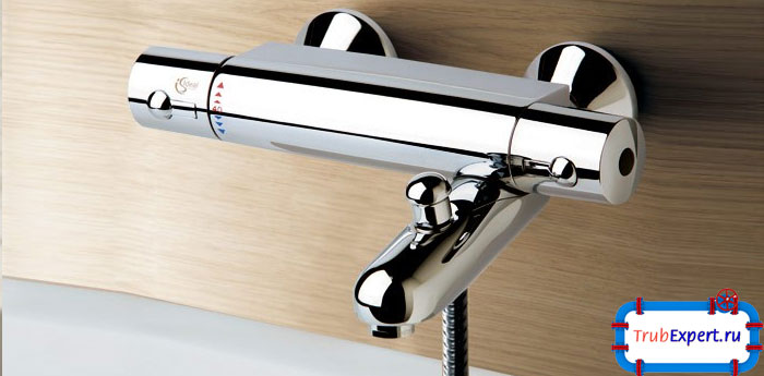 Смеситель термостат оснащен коротким носом, снабжен регулятором температуры для воды, подаваемой из крана