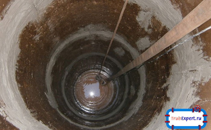 Щели на поверхности колодца обрабатываются мастикой