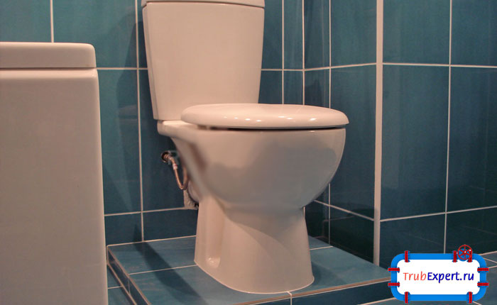 Для обеспечения необходимого уклона иногда приходится унитаз устанавливать на подиум