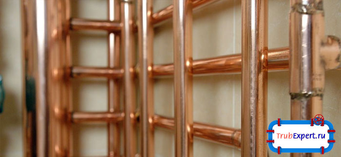 Медные трубы могут выдерживать высокую температуру жидкостей, транспортируемую по ним