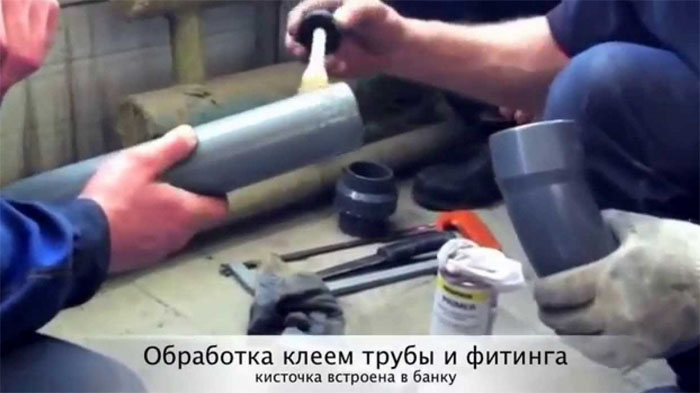 Клей наносят с помощью чистой кисти на внутренность фитинга и на торец трубы с лицевой стороны до пометки