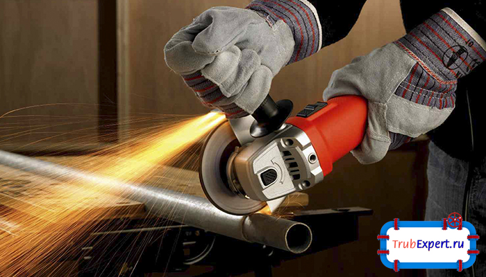 Резка чугунной трубы болгаркой