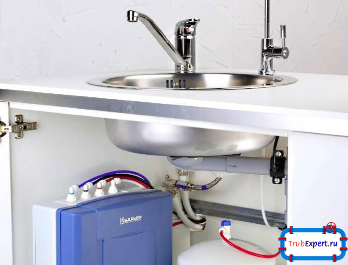 Фильтры под мойку встраиваются в водопровод. Агрегаты располагаются под раковиной, а на нее выводятся отдельные краники – исключительно для очищенной воды