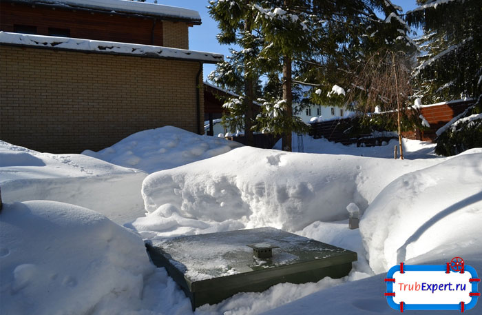Дачные септики работают «в полную силу» весной, летом и частично осенью. Зимой нагрузка на них падает, лишая полезные бактерии питательной среды