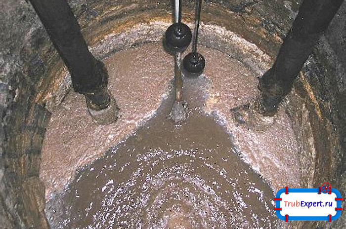 Под действием микроорганизмов происходит разложение нечистот на ил и воду