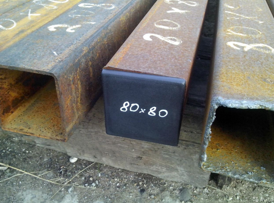 Профильная труба с заглушкой из пластика