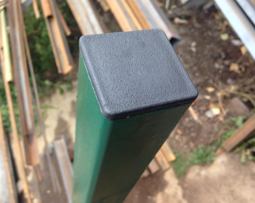 Профильная труба с заглушкой