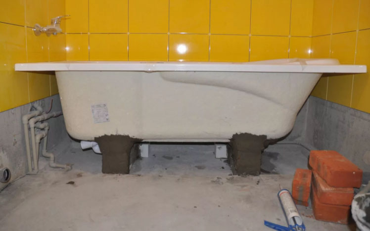 Ставим ванну на кирпичи