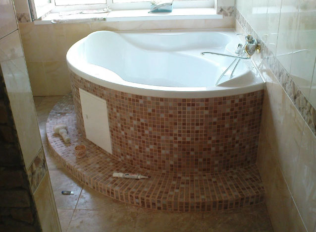 Ставим ванну на кирпичи